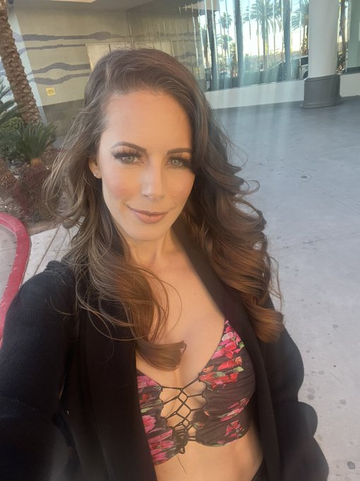 It&rsquo;s hard out there for hoes in cold weather.   Taking one for the team 🙌🏼 https://t.co/vUeVzOzzvO