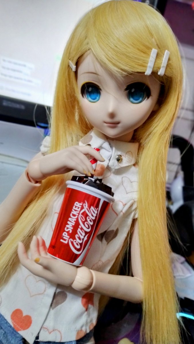 Cookienavalon's tweet photo. Found a Lip smacler shaped as a "Coca Cola" glass
#dollfie #dolllover
#dollprop https://t.co/fUiLSyf0vX