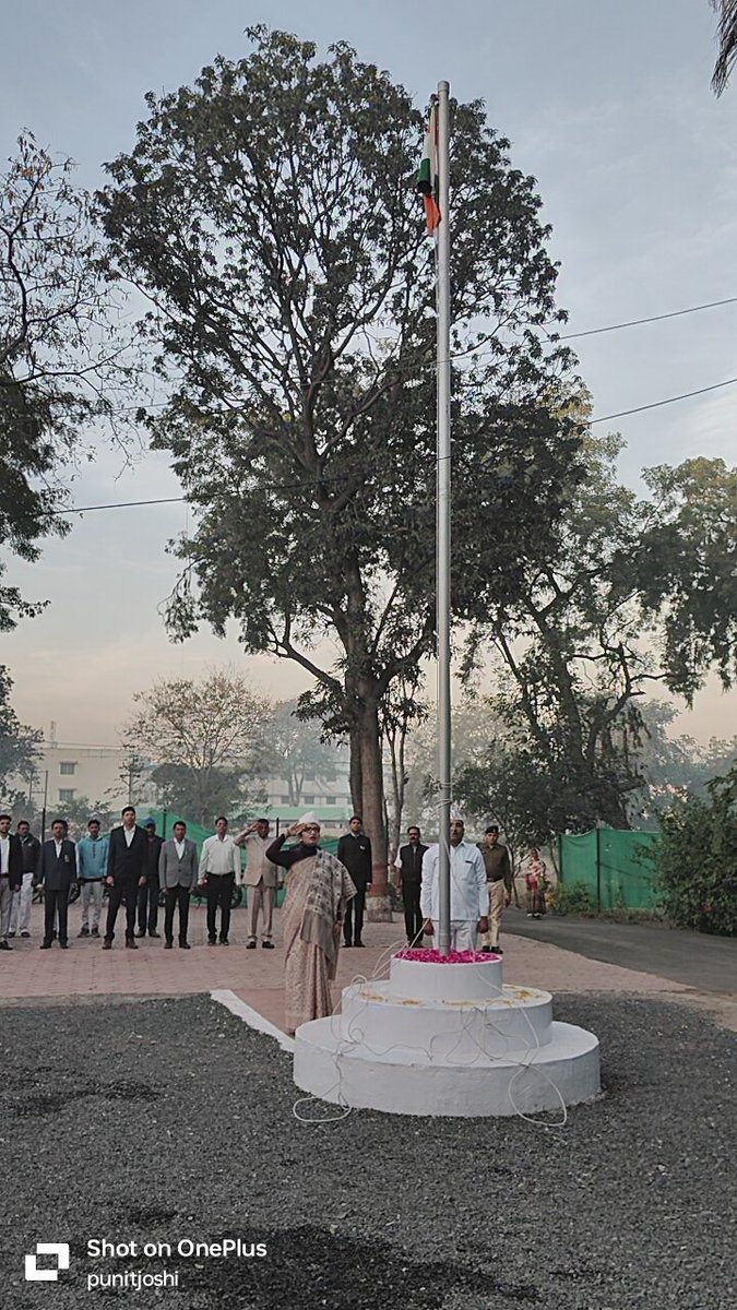 collectorjhabua's tweet photo. कलेक्टर सुश्री तन्वी हुड्डा ने आज #RepublicDay के अवसर पर कलेक्टर निवास में ध्वजारोहण किया तथा इस अवसर पर अधिकारियो एवं कर्मचारियों द्वारा राष्ट्रगान का गायन किया। साथ ही उन्होंने सभी कर्मचारी स्टाफ को गणतंत्र दिवस की शुभकामनाएं दी।

#JansamparkMP https://t.co/vPrPswgRPB