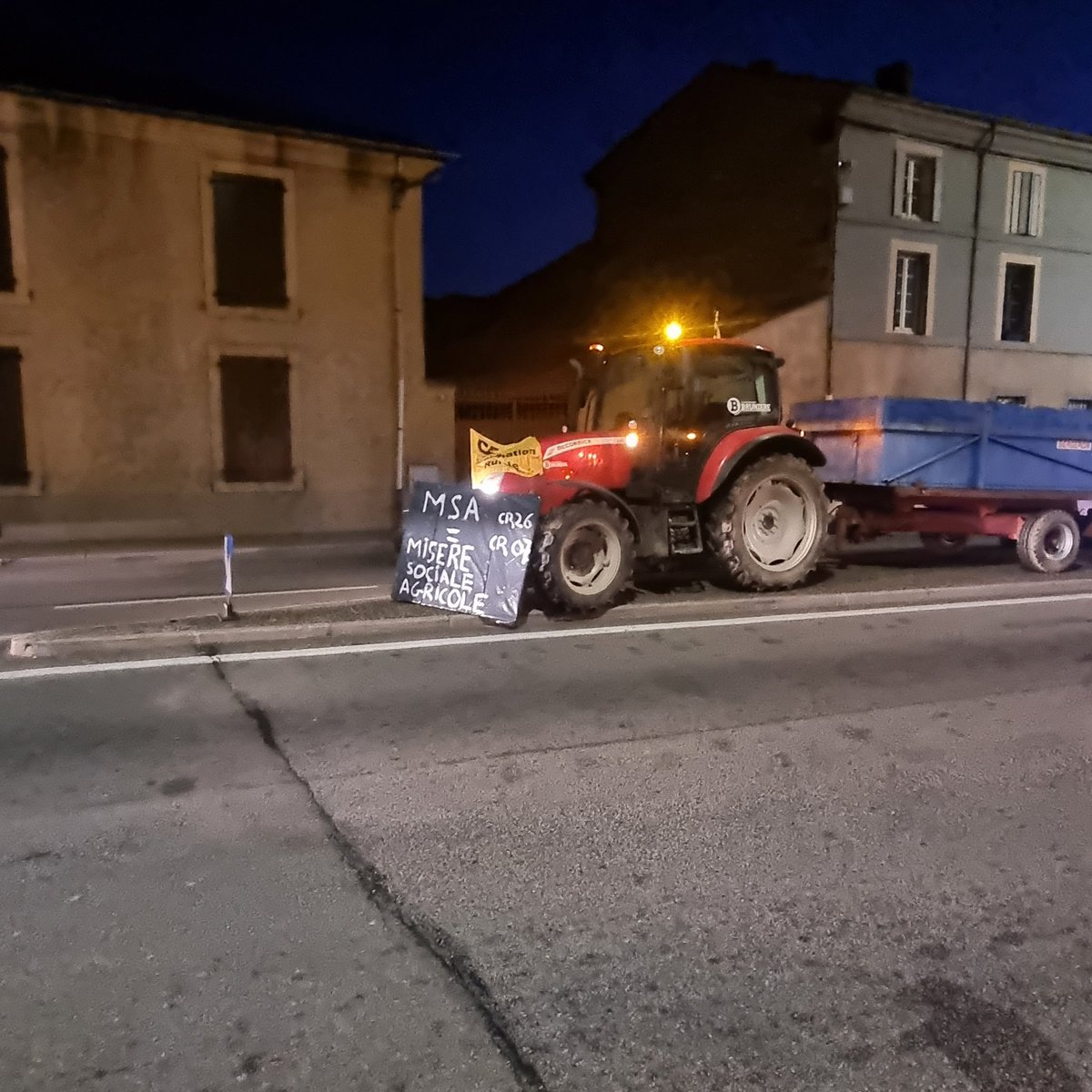 JorisM26's tweet photo. Mobilisation en cours sur la National 7. Le mal être agricole doit être entendu. Nous ne pouvons plus vivre avec toutes ces contraintes administratives et environnementales. Marre des prix bas... Vivre de notre métier dignement!
#coordinationrurale #Drôme https://t.co/mMuA7vzv47
