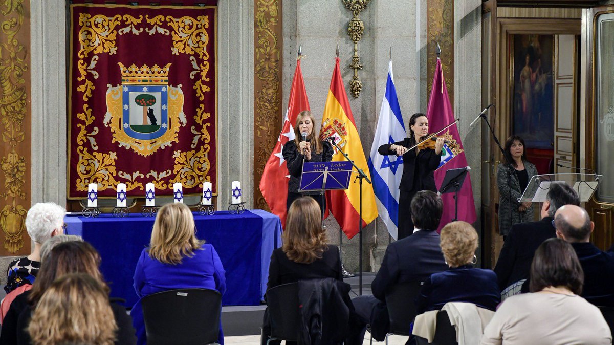 🕯️ Ayer recordamos la memoria de las víctimas del #Holocausto junto con @cjm_es y @MADRID en la Casa De la Villa, dentro del #MesMemoriaHolocausto24 En el acto participaron, entre otros, @InmaSanzO @jaimemorenobau Embajadora @IsraelinSpain @DuoMetha 📺 youtube.com/live/AX4OLyRNl…