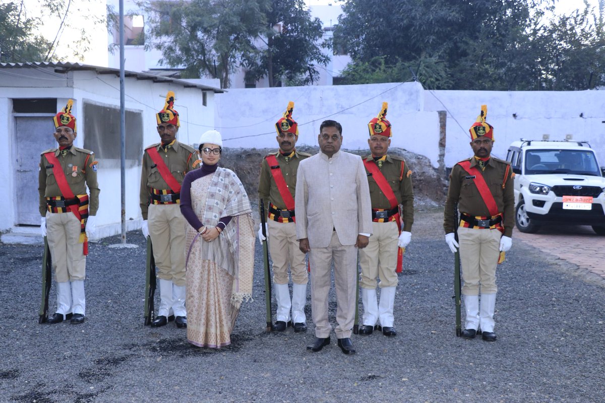 collectorjhabua's tweet photo. कलेक्टर सुश्री तन्वी हुड्डा ने आज #RepublicDay के अवसर पर कलेक्टर निवास में ध्वजारोहण किया तथा इस अवसर पर अधिकारियो एवं कर्मचारियों द्वारा राष्ट्रगान का गायन किया। साथ ही उन्होंने सभी कर्मचारी स्टाफ को गणतंत्र दिवस की शुभकामनाएं दी।

#JansamparkMP https://t.co/vPrPswgRPB