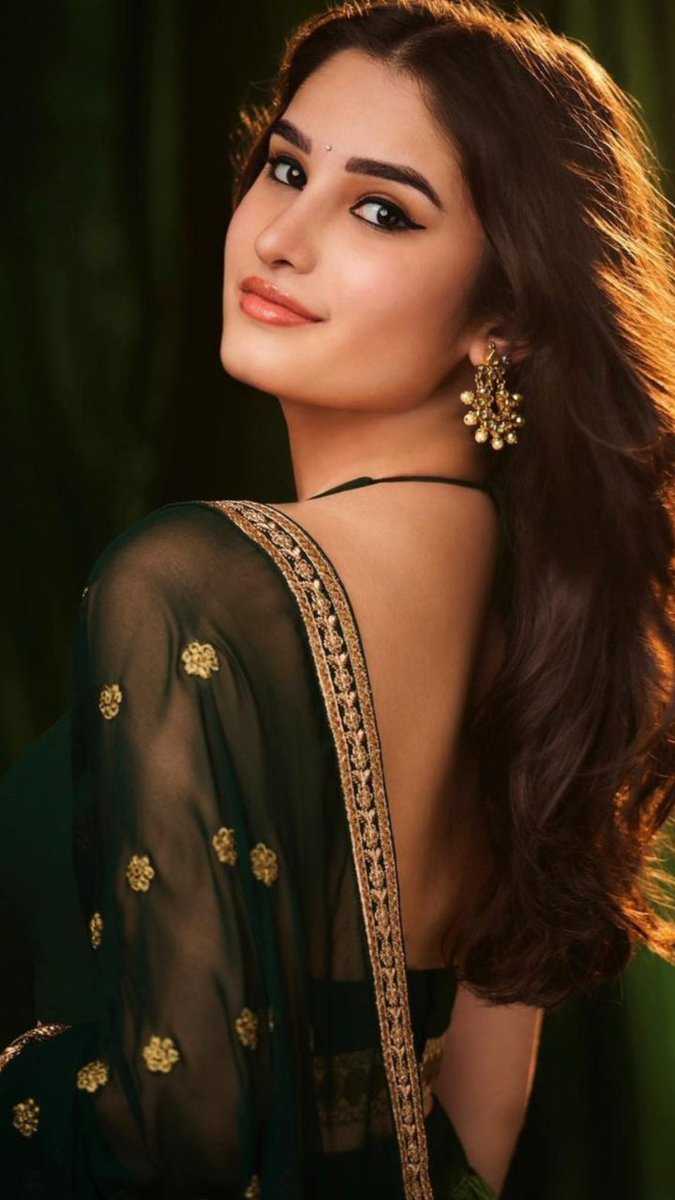 Saree is best, isn't it?
♥️♥️♥️
