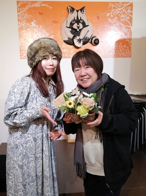 OnDoKo's tweet photo. 【ご来店】
#laufen の作詞作曲/ボーカル Cukaさんが50thのお祝いのお花を持って来てくれました。
お花も嬉しいけれど、久しぶりに会えたのが無いよりうれしいです。
元気そうで良かったです。しばらく歌声も聞けてないし、今度聞かせてほしいな…お待ちしております。ありがとうございました。
#Cuka https://t.co/UHwHdGCccD