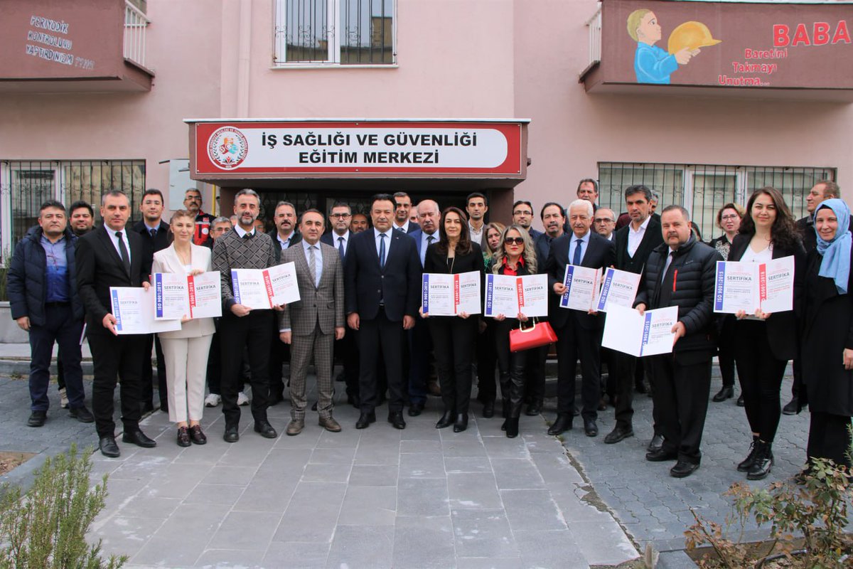KayseriMEM_ISGB's tweet photo. İl Millî Eğitim Müdürümüz Sn. Bahameddin Karaköse'nin katılımlarıyla ,10 okulumuza TS EN ISO 9001 Kalite Yönetim Sistemi ve TS EN ISO 45001 İSG Yönetim Sistemleri belgeleri verilmiştir.
@Yusuf__Tekin
@meb_dhgm
@kayserivaliligi
@omurfatih
@ozkan_meb
@kayserimem
@BahameddinK https://t.co/4zWKgIg2j9