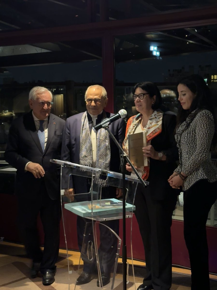 Le Prix Nobel Jose Ramos-Horta , President du Timor a remis hier soir le Smart Peace Prize de ⁦@LeadersPaix⁩ a l’ONG Women for development. ⁦@francediplo⁩ ⁦@UNTimorLeste⁩ ⁦@Senat⁩ ⁦@AssembleeNat⁩ ⁦@sciencespo⁩ ⁦@antonioguterres⁩ ⁦