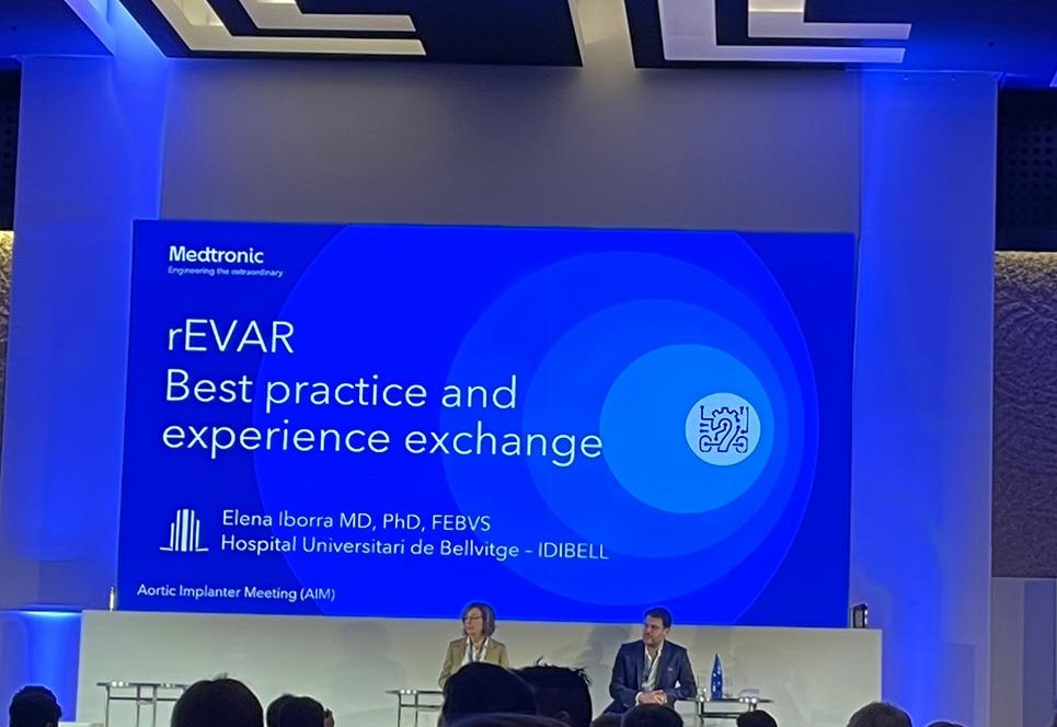 La Dra. Iborra, Cap de Servei d’Angiologia i Cirurgia Vascular de l’#hbellvitge va exposar a l’Aortic Implanter Meeting de Madrid, el Protocol de Maneig de l’Aneurisma d’Aorta Abdominal amb Ruptura (AAAR), anomenat Codi Aorta. 👌
ℹ️bit.ly/3u8neMy
<a href="/ESVSmembership/">ESVS</a>