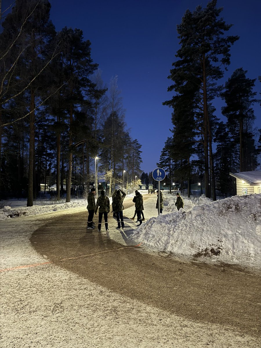Toiset Cooperit juostaan tartanilla, toiset jossain muualla. Kuvassa Niinisalon malli. Hölkkäsin pari erää alokkaiden mukana teemalla ”Ette kehtaa jäädä 5-kymppisen taakse”. Tuntui motivoivan. #pohmjp #tiedk