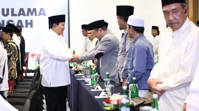 para kiyai sudah serentak dukung dak do'akan 02
#SaatnyaPindahKe02