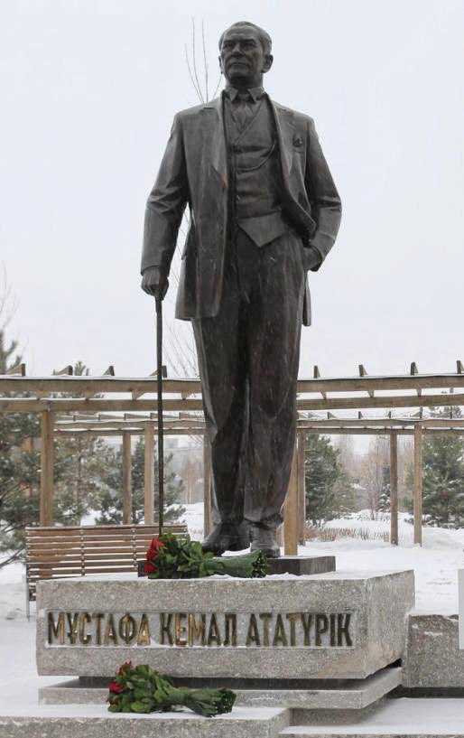 Cumhuriyetimizin 100. yıldönümüne hediye olarak bugün, Kazakistan'ın Almatı şehrinde "Atatürk Anıtı" açıldı.