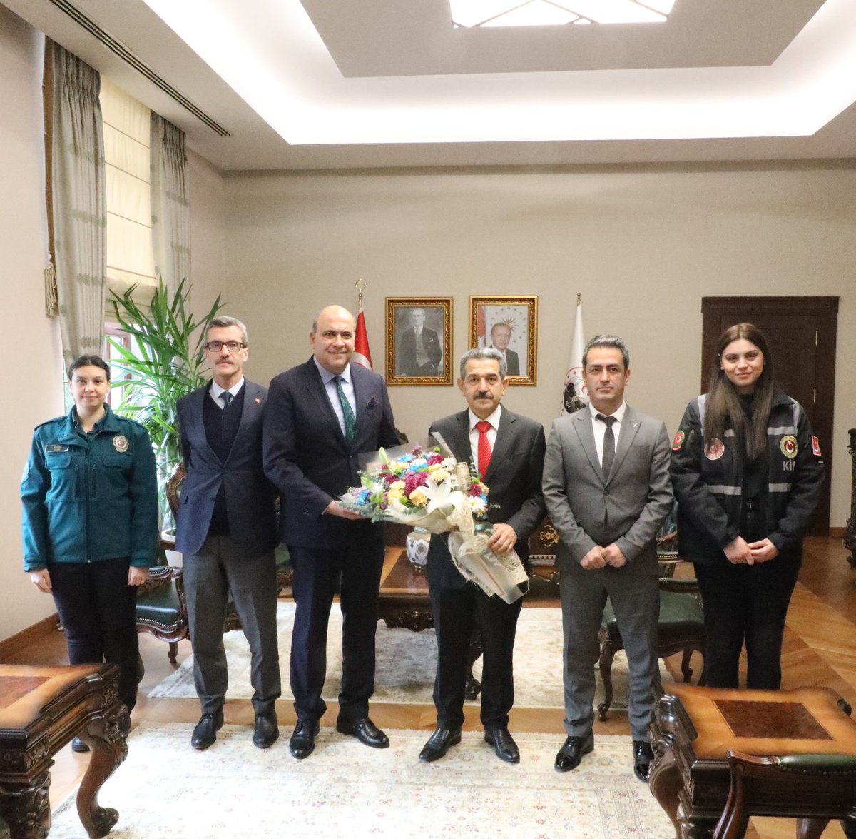 Valimiz Sayın Birol Ekici, Dünya Gümrük Günü münasebetiyle Dereköy Gümrük Müdürü Kubilay Tarhan ile beraberindeki heyeti Valilik Makamında kabul etti.  Heyetin nezdinde Gümrük çalışanlarımızın Dünya Gümrük Gününü kutlayarak, çalışmalarında başarılar diledi.