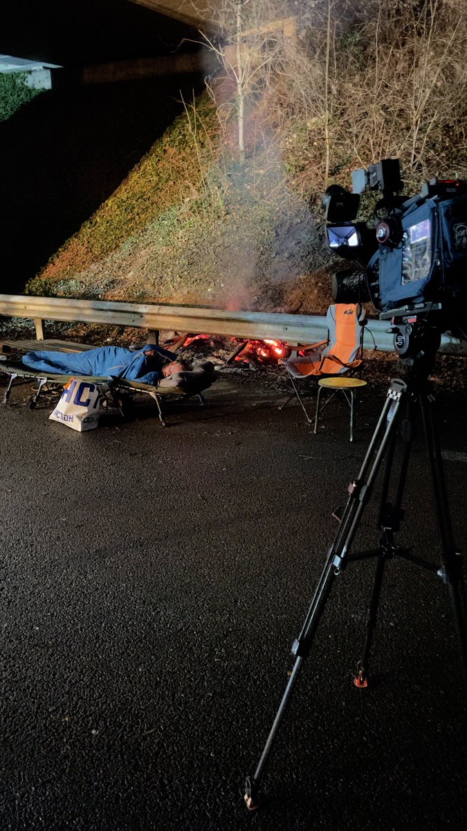 2e nuit sur l’autoroute A10, sommeil difficile. Certains dorment dehors, près du feu. D’autres dans leurs tracteurs. Les visages sont marqués. « Il est dur notre métier, on a l’habitude », nous dit cet homme au réveil. #AgriculteursEnColere

<a href="/F3PoitouChtes/">France 3 Poitou-Charentes</a> <a href="/infofrance3/">Info France 3</a>