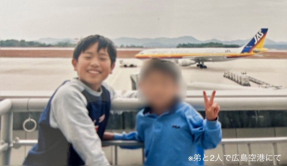 JAIR_officialjp's tweet photo. 機長Fです👨✈️
外部点検中、このベルトローダーに
目が留まりました👀

JALロゴの右側に何やら文字が…
今話題になっている⁉️
#JAS の名残を発見！

うちの #E190 はこの時代を知りませんが
今は多くの旧JAS路線を担当しています✈️

おまけで私自身の思い出写真も☺️
歳がバレますね(笑) https://t.co/37xvc1IiE6