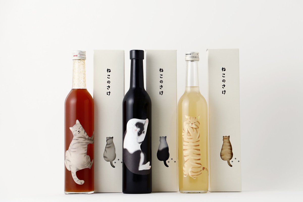 KURAND_INFO's tweet photo. ボトルを箱に入れて回すと猫の模様が変化するお酒「ねこのさけ」が新登場。猫型ラベルのポーズ違いで、梅酒、日本酒（純米大吟醸）、果実酒（はちみつレモン）の3種類を販売します。
https://t.co/4jc6wxNm0v https://t.co/rUGNjL6bQp