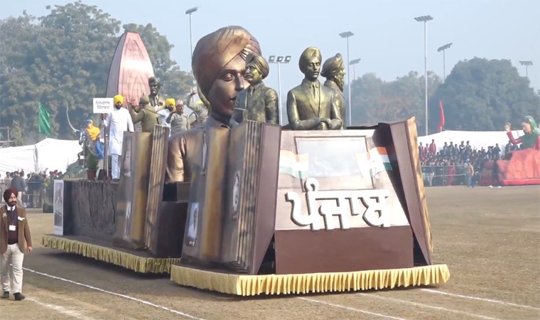 JagbaniOnline's tweet photo. ਕੇਂਦਰ ਵਲੋਂ ਰਿਜੈਕਟ ਕੀਤੀਆਂ ਪੰਜਾਬ ਦੀਆਂ ਝਾਕੀਆਂ ਮੁੱਖ ਮੰਤਰੀ ਭਗਵੰਤ ਮਾਨ ਨੇ ਲੁਧਿਆਣਾ ’ਚ ਦਿਖਾਈਆਂ
#RepublicDay #ChiefMinister #BhagwantMann #Ludhiana #Punjab #Tableaus #Jagbani https://t.co/Hc26FNpgaN