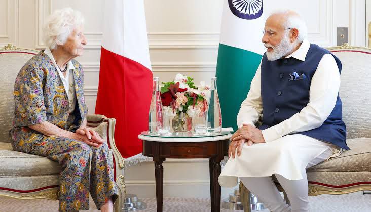 India to confers its #PadmaShri to renowned French #Yogateacher #CharlotteChopin.
☆|☆
Her meeting with #PMModi, when the PM visited #France last year.