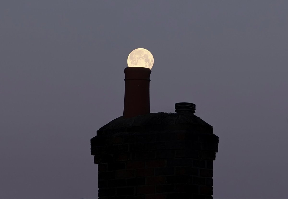 Liam_Ball92's tweet photo. The moon. https://t.co/2LR9ikuGn9