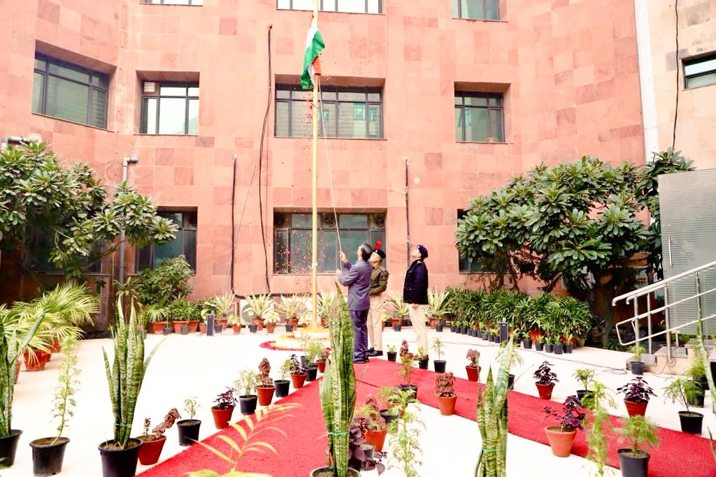 JaiminiKumarSr1's tweet photo. @India_NHRC Secretary General Shri Bharat Lal unfurled the flag on Republic Day at Manav Adhikar Bhavan. He also addressed the security personnel and stressed on the duties and responsibilities assigned to us. He said that we must always stand with poor and helpless. https://t.co/OXJv2SUqgM