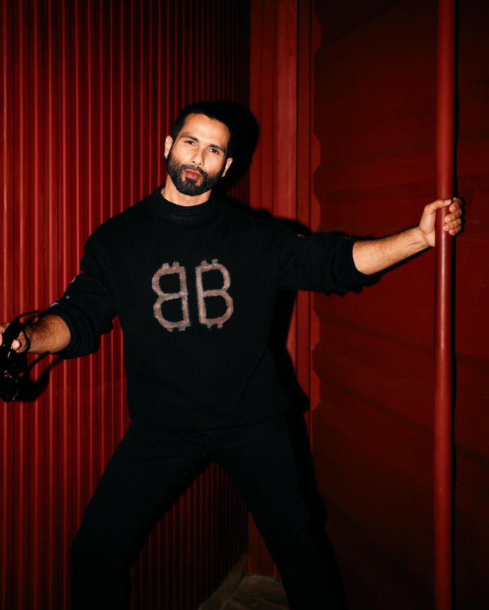 Making to the #BigFitOfTheDay is #ShahidKapoor in all-black ensemble 🖤