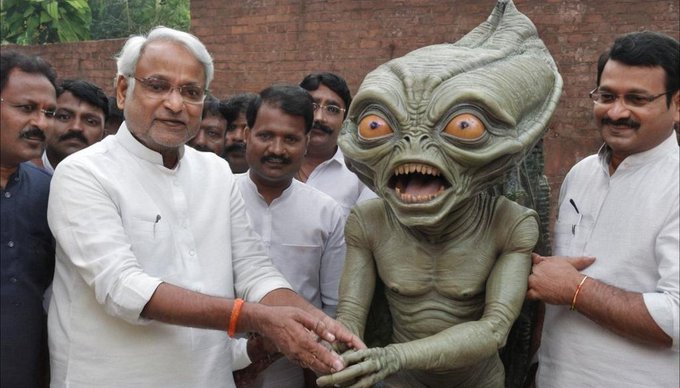 Its_vicky_790's tweet photo. year 2075 : nitish kumar joining hands with aliens so he can keep the position of bihar CM. https://t.co/4p6hKSwMfG
