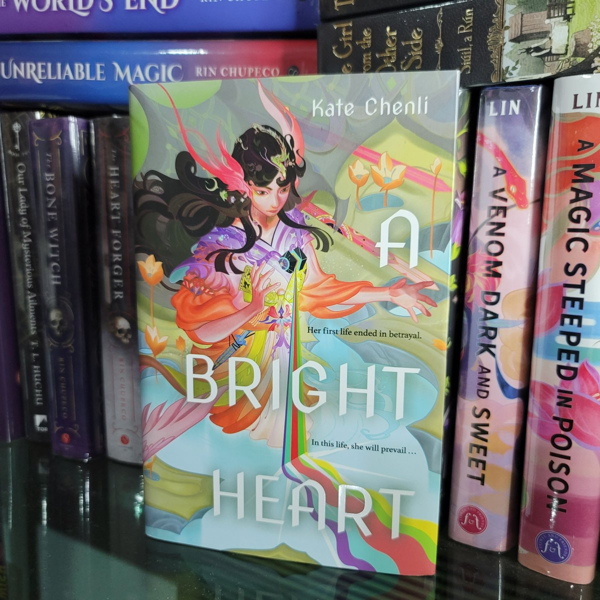 ✍A Bright Heart by Kate Chenli
5/5 ⭐⭐⭐⭐⭐
Link: katechenli.com

Full Review: currant7recommends.wordpress.com/2024/01/31/boo…

What's inside: 
Strong Female Hero
Revenge plot reimagined
Reincarnation
Second-chances
Royal Court Controversies
Swoon-worthy Romance
C-drama Fantasy

#yafantasy