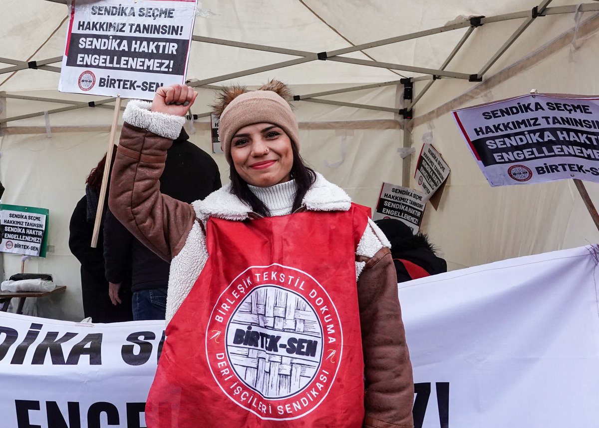 BİRTEK-Sen öncülüğündeki direnişlerini Urfa'dan İstanbul’a taşıyan Özak işçilerinden Seher Gülel, “Fabrikada kadın olduğumuzu unutmuştuk. Biz kadın işçileri böyle aşağılayamayacaklarını direnişimizle gösterdik” dedi. justpaste.it/dee04