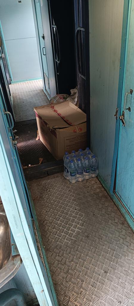savingdelhincr's tweet photo. #Waterleakage yet not rectified

Something wrong wid Railways
03260(S5 coach)

Now w/o any boundation,Water Bottle of different brand (₹20) not of Rail Neer, is stocked &amp; sold, upon asking questn wid IRCTC staff deg said der's no pantry so we can sell this
@DeccanHerald @aajtak https://t.co/TwMIJqPtsI