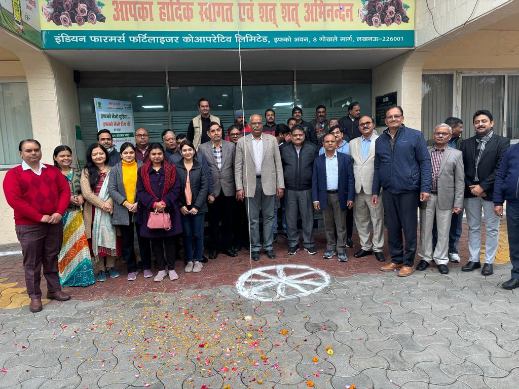IFFCO_UP's tweet photo. इफको UP में देश के 75वें गणतंत्र दिवस को समर्पित एक विशेष समारोह का आयोजन किया गयाlइस अवसर पर राज्य विपणन प्रबन्धक @abhimaniffco ने ध्वजारोहण कियाl राज्य कार्यालय के अन्य अधिकारीगण भी शामिल हुएl @drusawasthi @IFFCO_PR @iffcoyogendra https://t.co/DqaibNPONe