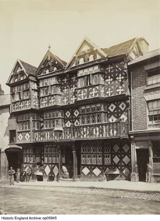 The Feathers Hotel in Ludlow, #Shropshire, has a front that was built in the early 17th century. The core of the building is even older.

Discover more Archive records of Ludlow👇
historicengland.org.uk/images-books/p…

#Ludlow
#ArchivePhotography
#TimberFrame