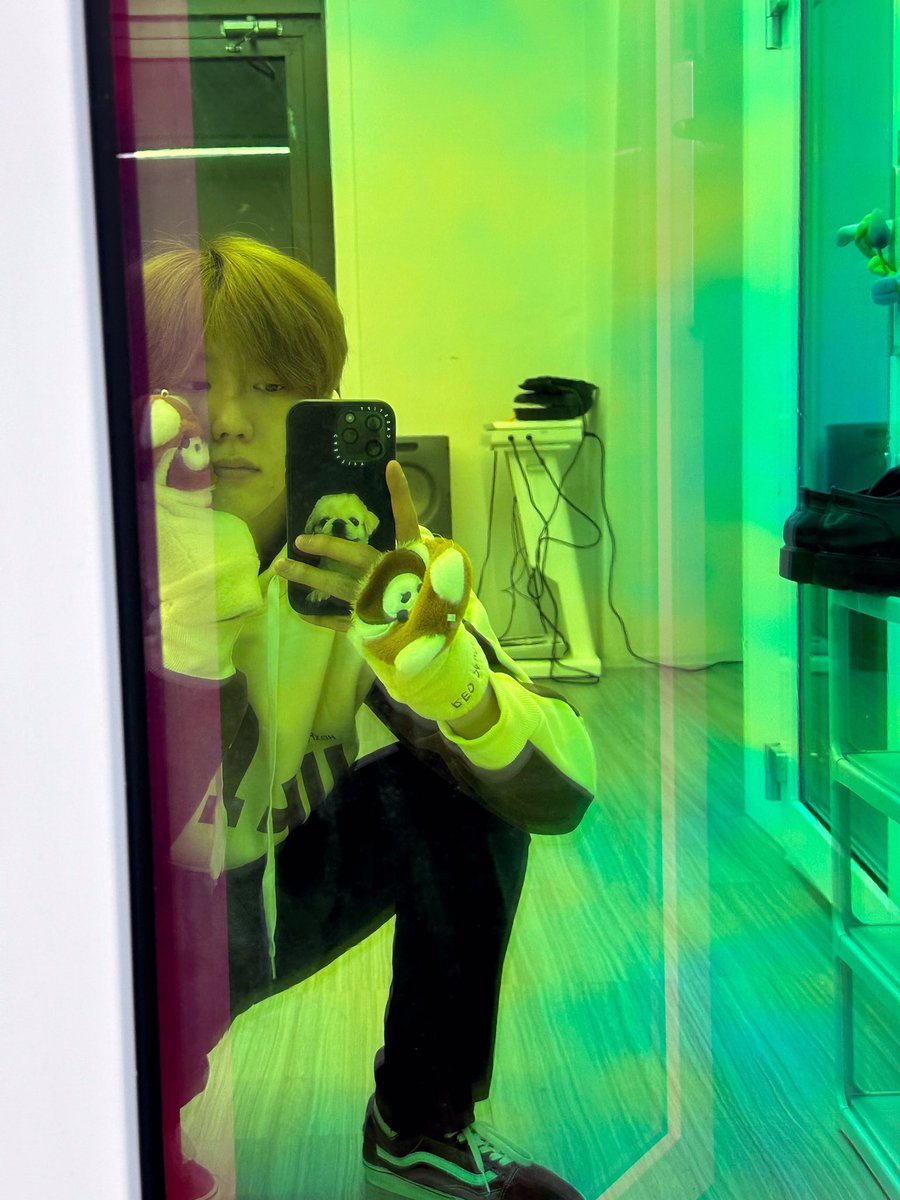 OmegaX_members's tweet photo. [#OX]

🦝🐶

#OMEGA_X #오메가엑스 
#정훈 #JUNGHOON https://t.co/CqiuL0QhNJ