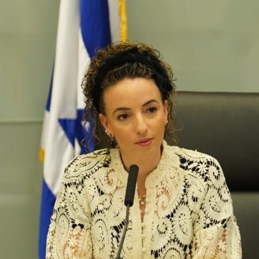 thelitt80824365's tweet photo. Roni Gbz jr fb

עידית סילמן היקרה, את רצחת את אח שלי.

רק רציתי להזכיר לך, שאני כיום אח שכול בגללך. שמי רוני גורן בן צבי, שם אחי שנרצח היה יונתן ריכטר, ואת מוזמנת לבדוק את הסיפור שלי אם את לא מאמינה. לא נשלחתי על ידי אף אחד, אני פשוט רואה שגם בימים הכי כואבים לעם ישראל את מתעקשת למשוך לעצמך תשומת לב, אז רציתי להזכיר לך את זה שלשתי האחייניות שלי אין אבא בזכותך.

ולמקרה שאת הולכת לפתוח באיזושהי חקירה ורדיפה בזויה כלפיי, כי כנראה זאת הדרך היחידה שלך להתמודד עם החיים האומללים שלך, אז אני רק אציין שאני לא מאיים וחלילה לא מתכוון ולא רוצה לעשות לך כלום. זה היופי פה, את העונש שלך את תקבלי לא ממני אלא מאלוהים, כי אלוהים מתעב אנשים חסרי ערכים, חסרי עמוד שדרה, בכיינים, שקרנים, רמאים ופחדנים כמוך. אל תשאלי אותי איך אני יודע אבל אני יודע, ואת זה ��ני מבטיח לך: אלוהים בכבודו ובעצמו יפנה זמן מהלו"ז העמוס שלו כדי לדאוג לכך באופן אישי שכל רגע בחיים שלך יהיה מר עד יומך האחרון, בגלל מה שעשית למדינה האהובה שלי, ומה שעשית למשפחתי.

בכבוד,
רוני

ומלבד זאת אני סבור כי את ממשלת החורבן יש לפטר.