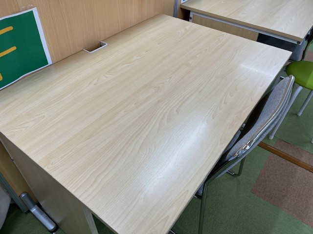 soukai11's tweet photo. 生徒にsoukaiの他にない良いところとして、
机の大きさと言われました。
横１００ｃ��、奥行７０ｃｍあります。
中学３年生の通い放題だと教材を置いても
まだ余裕があるかなと思います。
そういえばこだわって机は大きいものを購入した
記憶があります。 https://t.co/11KnMsfgdh