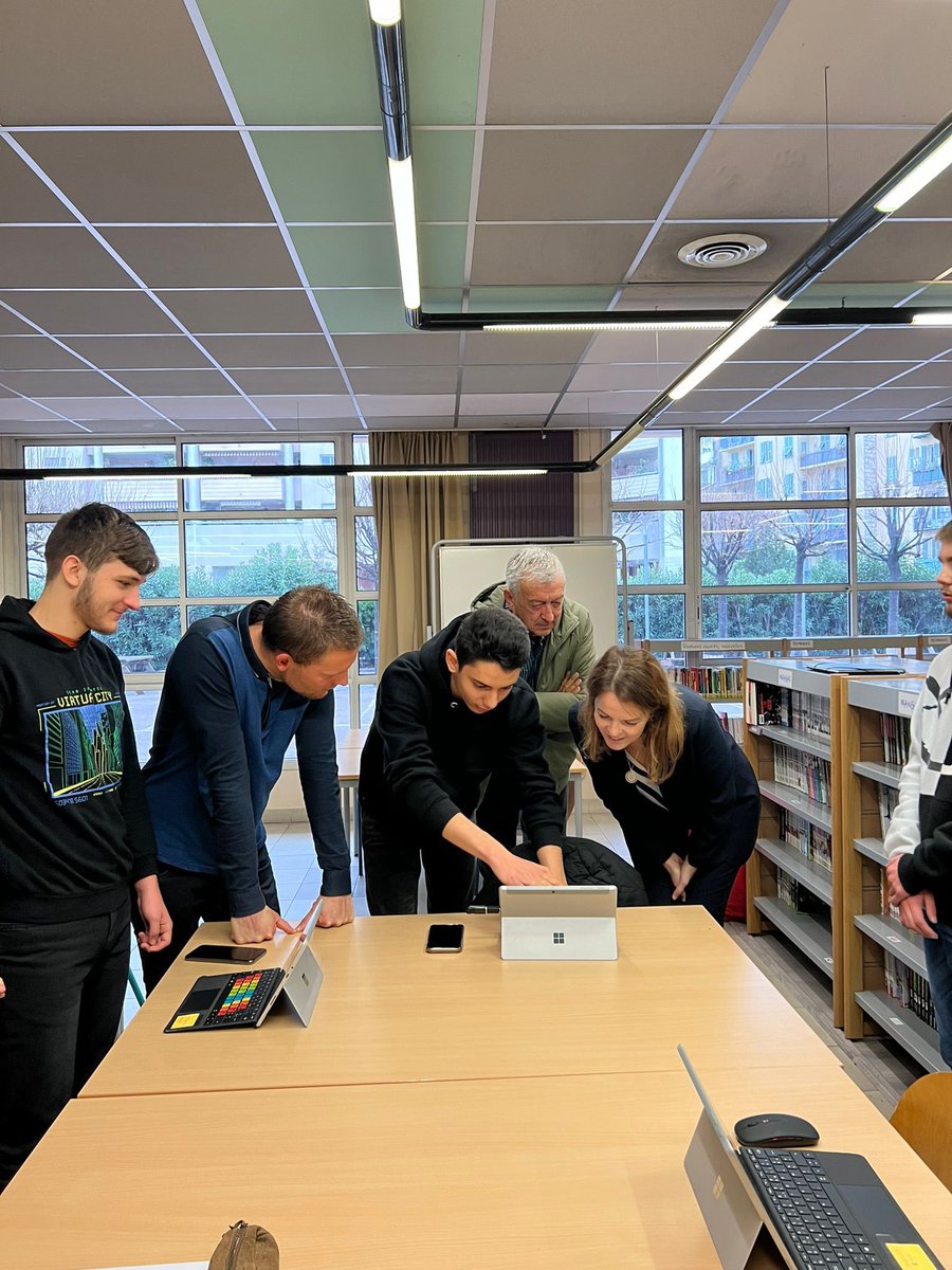 NatachaChicot's tweet photo. «L’itinéraire des talents», au @VaubanLycee avec l’ONG AGIRabcd Un accompagnement personnalisé. Dans les salles informatiques les claviers #KEYDYS sont destinés à faciliter la prise de notes pour les élèves porteurs de troubles DYS. #EcoleInclusive. 👏pour cette initiative ! https://t.co/GoyA9G3AAU