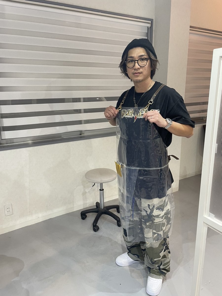 ribic_official's tweet photo. お疲れ様です☺️
今週もあと少しです！

透明エプロンの着画が
またまた届きました〜✨！

男性Ver.です😄
カモフラのパンツとTシャツのロゴも
しっかり見えてオシャレ😁🫰

#透明エプロン #美容師　#理容師　#オシャレ https://t.co/DpqNu5X67i