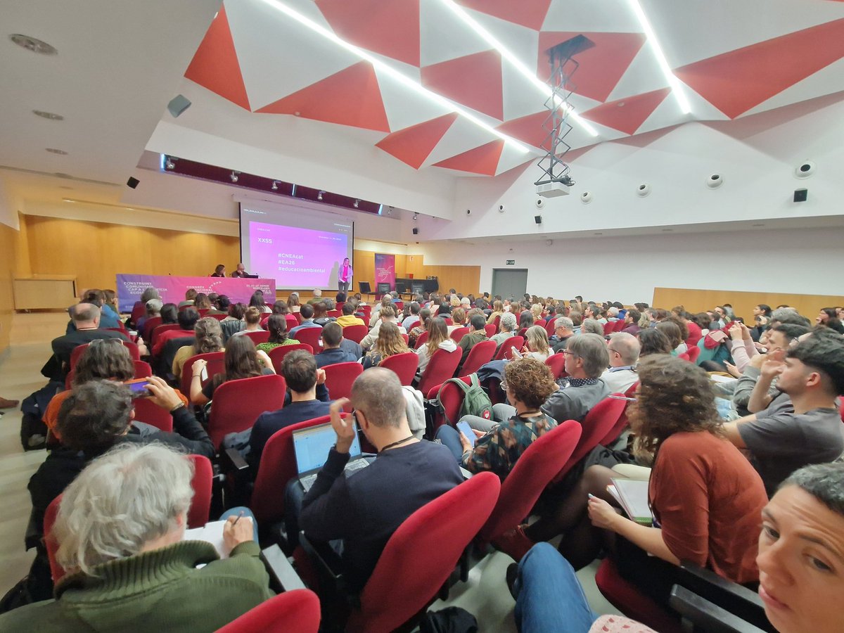 Ple absolut del 3r Congrés Nacional d'Educació Ambiental #CNEAcat #EA26. Enguany, amb el lema "Construint comunitats cap a la justícia ecosocial". I és que com s'acaba de dir a la presentació, no podem transformar la persona sense transformar la comunitat. Som-hi!