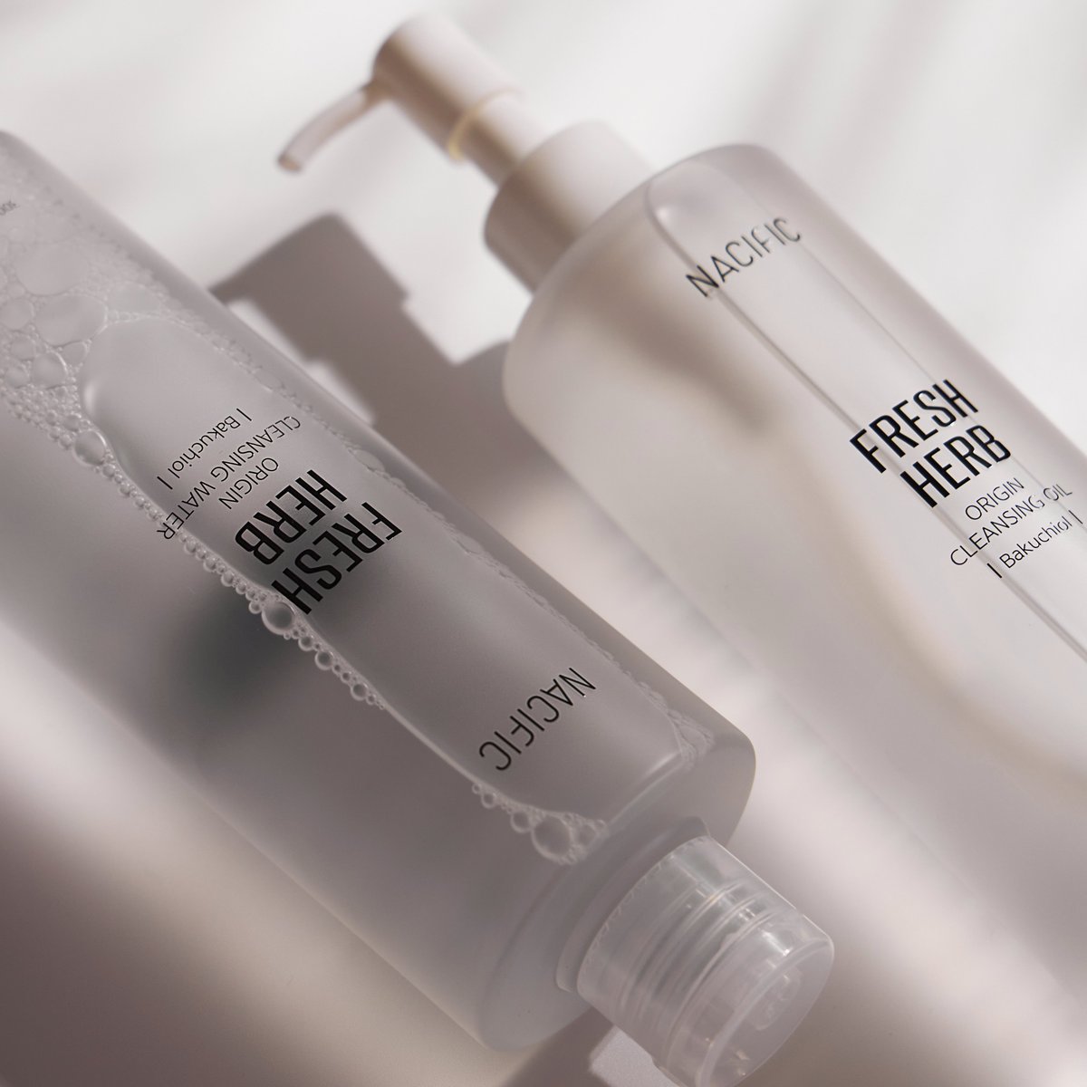 nacific_mx's tweet image. 𝘕𝘢𝘤𝘪𝘧𝘪𝘤 𝘊𝘭𝘦𝘢𝘯𝘴𝘦𝘳 𝘌𝘥𝘪𝘵𝘪𝘰𝘯: 
🫧#OilBased Cleanse to remove make up and Excess sebum
💦#WaterBased Cleanse to remove dead skin cells and pollutants 

#Nacific #Cleansing #SkincareGoals