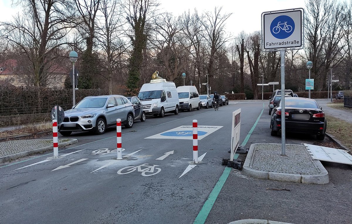 BikerPankow's tweet photo. Gestern morgen war er weg, nachmittags war er wieder da, heute morgen ist er wieder weg - die endlose Poller-Posse von #Pankow #PollerGate #Majakowskiring https://t.co/Sqwd2svMj5