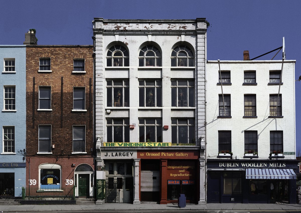 The Winding Stair bookshop, Dublin 1991 High-res panorama from #DublinBeforeTheTiger : Best series about Dublin before the boom. For more, please FOLLOW & REPOST For ltd. edition PRINTS, see header. @photosofdublin @OldDublinTown @IBN_Berlin @littlemuseumdub