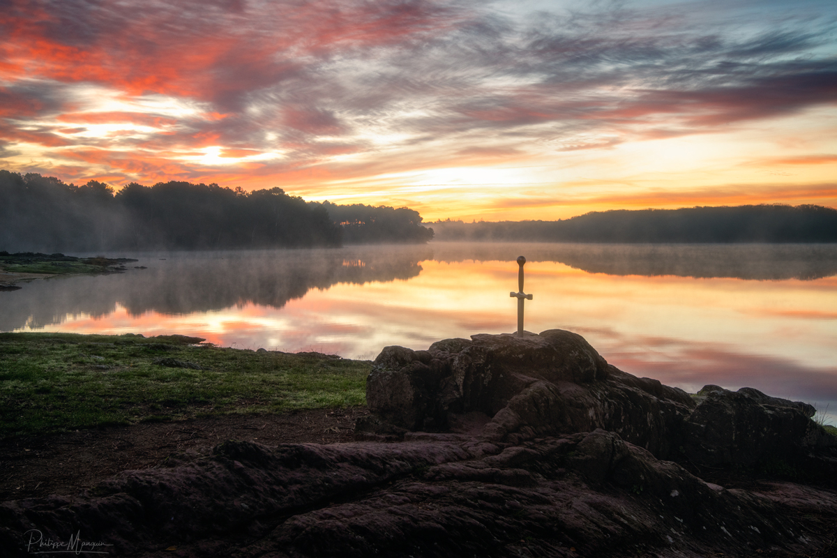 Retour sur une beau lever de soleil sur le lac de Trémelin et l'épée des rois. #Bretagne #Broceliande