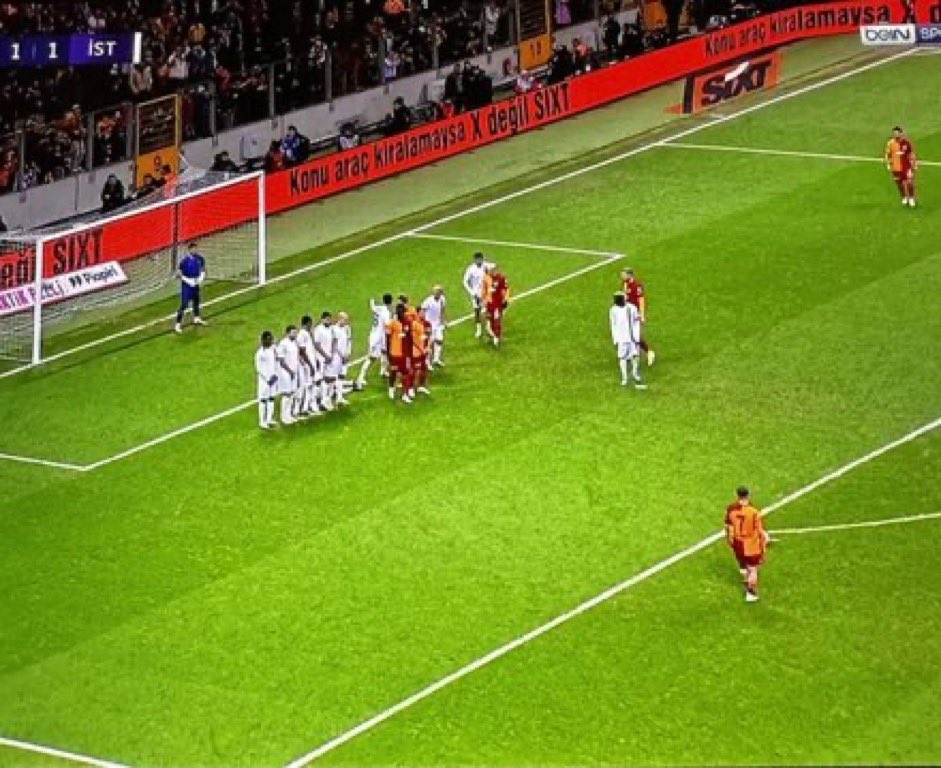 Her şeyi anlarım. Faul gördüm,öyle yorumladım,görmedim vs... Bunlar ölçülemeyen durumlar. Ama şu sağdaki fotoğrafta da hata yapmazsın be kardeşim. Boey gitti .An itibarı ile Türkiye liginin en değerli oyuncusu... Değer biçemedikleri için yazmıyorlar... Tiyatro izliyoruz.
#GSvIST