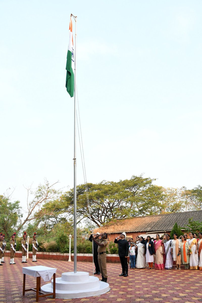 रत्नागिरी, दि.२६ भारतीय प्रजासत्ताक दिनानिमित्त जिल्हाधिकारी कार्यालय प्रांगणात जिल्हाधिकारी एम देवेंदर सिंह यांच्या हस्ते आज ध्वजारोहण करण्यात आले. यावेळी अपर जिल्हाधिकारी शंकर बर्गे, निवासी उपजिल्हाधिकारी चंद्रकांत सूर्यवंशी, उपजिल्हाधिकारी आदींसह अधिकारी-कर्मचारी उपस्थित होते.