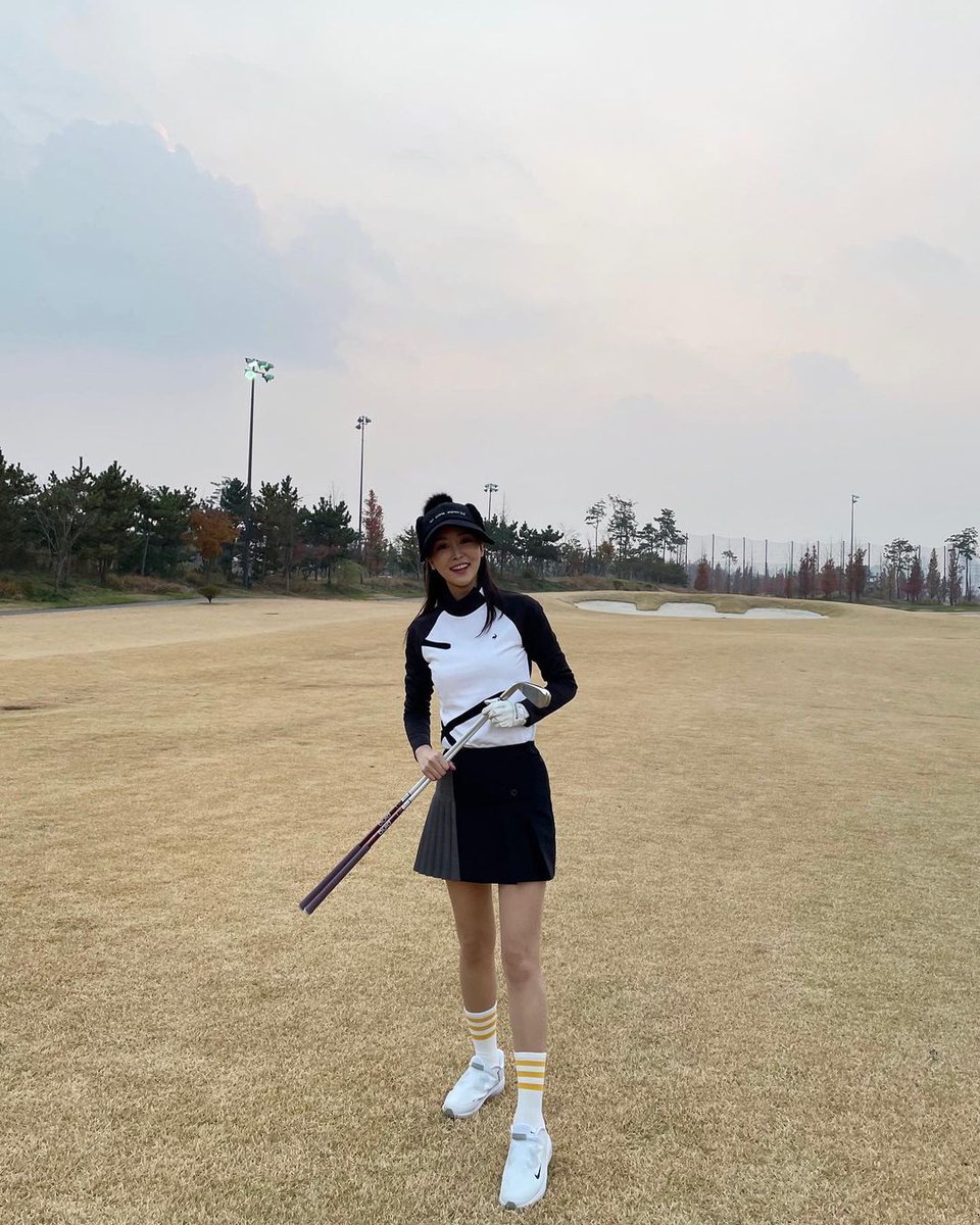 다만 세기에 대한 언급이 없어서 Strong 으로 요청했다 암살당할뻔 함. 마사지사가 위에서 누를때 잠깐 죽었다가 힘 뺄 때 부활하는 느낌. 온몸의 체중을 한 점에 집중시키는데 비명을 지를 수도 없었음. 그만큼 강력함. Silom Dahra 마사지샵..