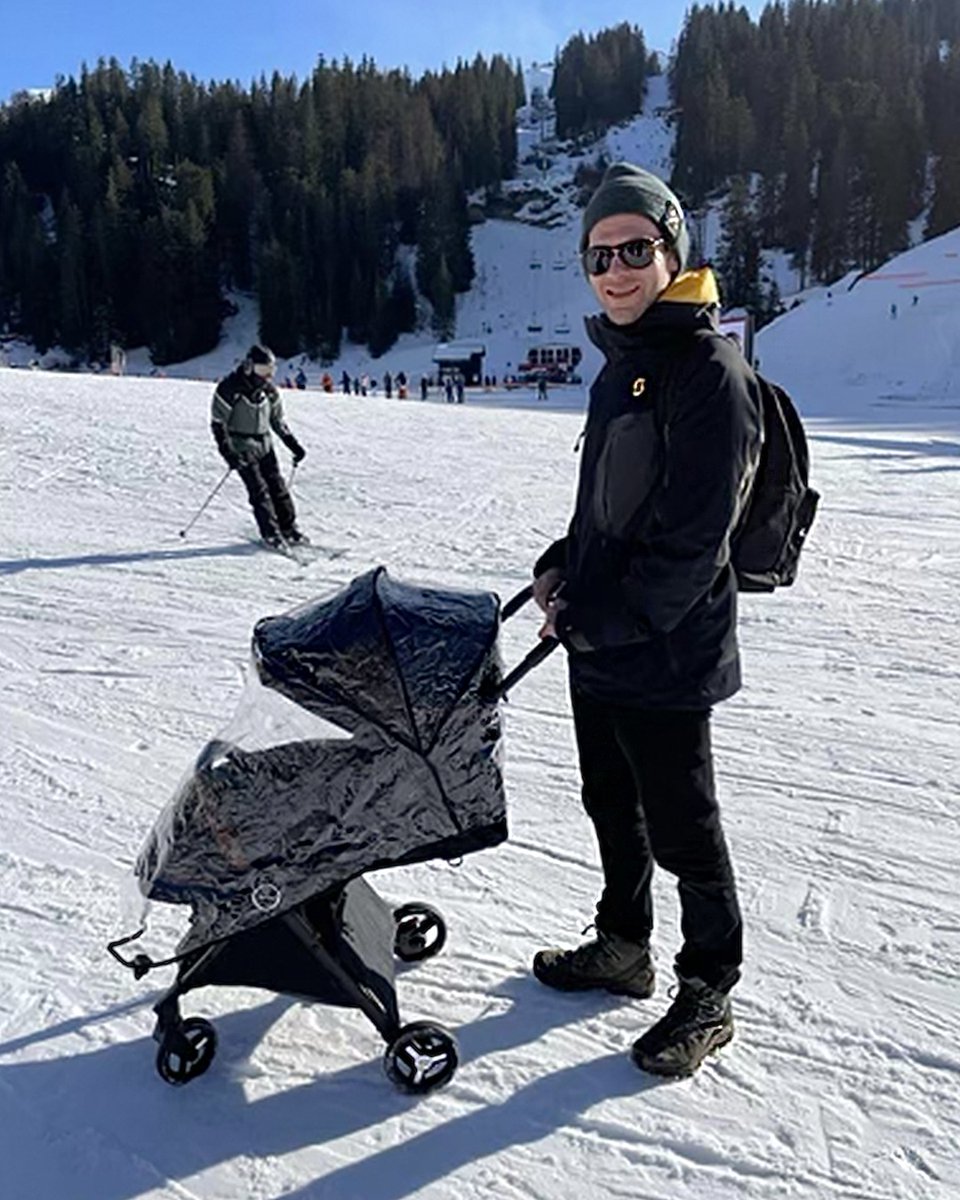 Hittin' the slopes soon?⛷️🏔️ Thanks to the #SilverCross Jet's super lightweight, cabin-aproved design, you can take baby on the most adventurous holidays. Add on the Jet footmuff for cosy après stroll naps. ow.ly/PFMO50QulWm 📸: @sammysharp43