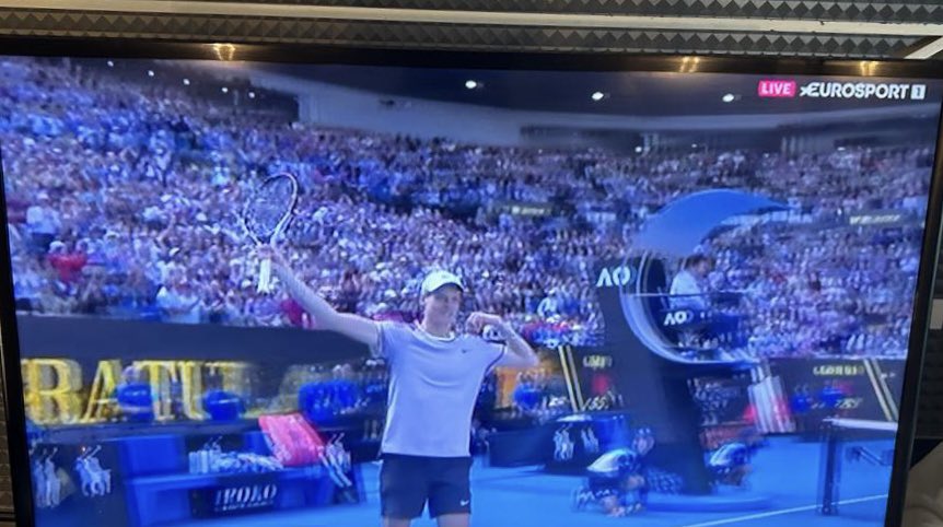 Viene da dire:“adesso all’italiana tutti sul carro del vincitore…”Ma Jannick è speciale e ora che vince mette d’accordo tutti. In doppio abbiamo 2 finalisti pazzeschi come Vavassori/Bolelli.Dietro il vivaio Italia... vogliamo riconoscere alla FIT Binaghi, Milan, i giusti meriti?