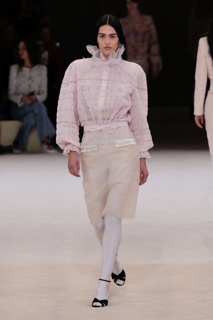 Couture_updates's tweet photo. Virginie Viard présente sa nouvelle collection Chanel haute couture baptisée « Le Bouton », mais ses créations sont tout sauf collet monté.
#CoutureUpdates #Show #Luxe #Mode #Chanel #Défilé #FashionShow #ParisFashionWeek #Paris
@CHANEL
https://t.co/laZkBLqq39 https://t.co/t1bSLYl944