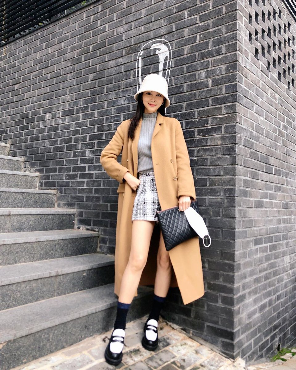 좀 돌아가고 좀 헤매면 어때요. 결국 내가 선택한 길이 나를 이끌 것일테니. 그리고 또하나. 시간이 흐른 뒤에 돌아보면 그렇게 돌아가고 헤맸던 경험들이 모두 아름다운 추억거리 술안주가 되어있을겁니다. 지금 그걸 모으고 있다고 생각해 보세요.