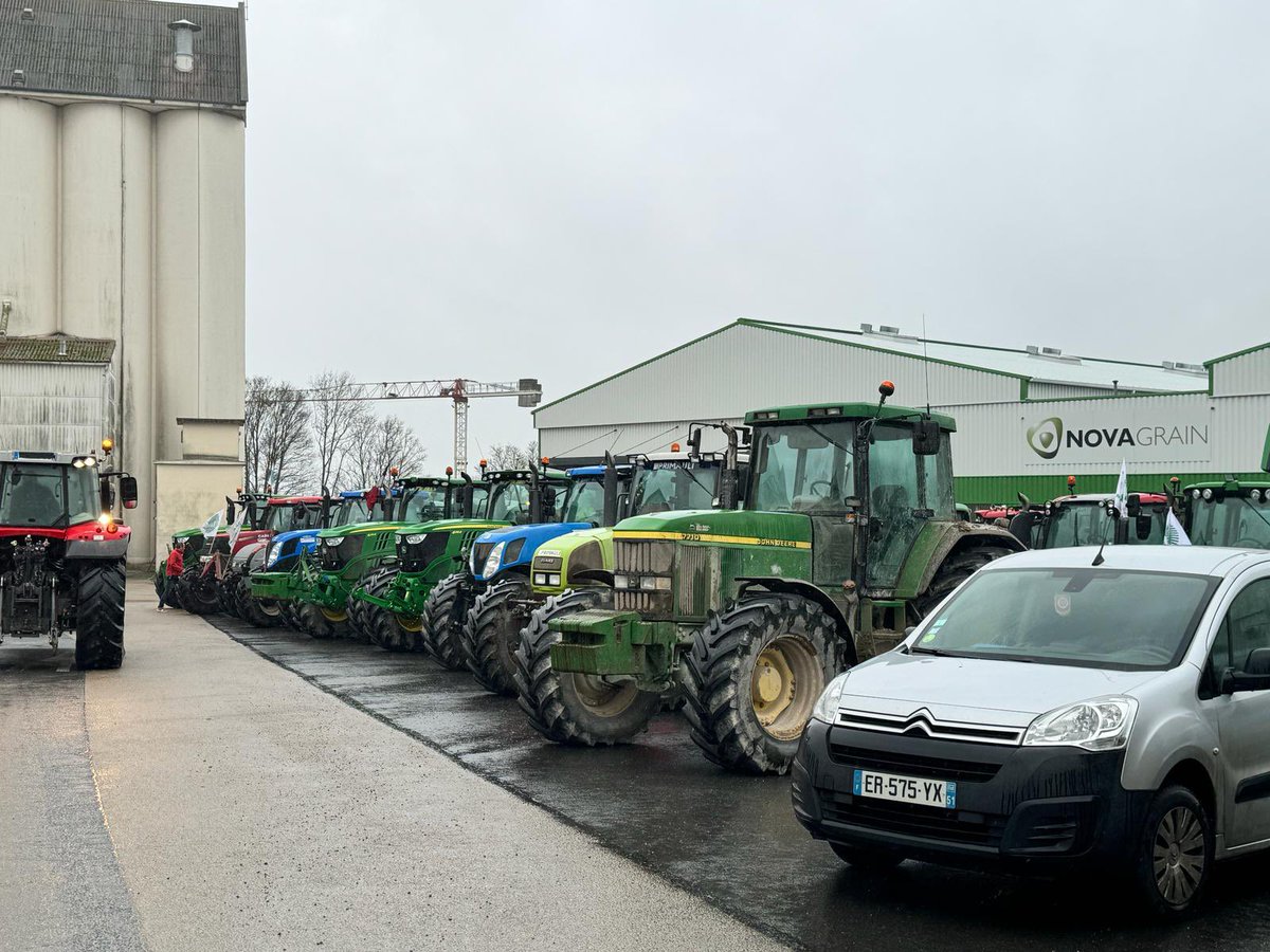 Plus de 70 #tracteurs sont présents sur le site @Novagrain à #Sezanne . Ils vont prendre la N4 en direction Vitry-le-François. #AgriculteurEnColere #agriculteurs @UnionArdennais