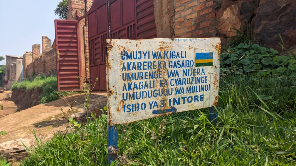 flashfmrw's tweet photo. Mu murenge wa #Ndera mu kagari ka #Cyaruzinge mu muduhudu wa #Murindi,haravugwa urupfu rw'umuryango w'abantu bane, rwatewe n'umugabo watwikishije inzu babagamo Esanse.
Ubuyobozi bw'inzego z'ibanze buvuze ko hagiye gushakwa uko abitabye Imana bashyingurwa.@Gasabo_District #RwOT https://t.co/89p0LCwv2G