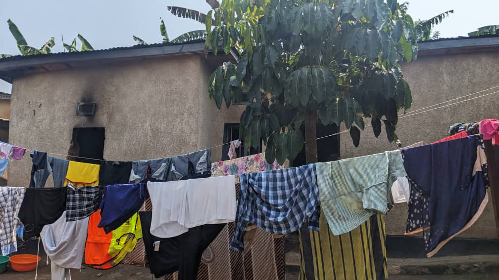 flashfmrw's tweet photo. Mu murenge wa #Ndera mu kagari ka #Cyaruzinge mu muduhudu wa #Murindi,haravugwa urupfu rw'umuryango w'abantu bane, rwatewe n'umugabo watwikishije inzu babagamo Esanse.
Ubuyobozi bw'inzego z'ibanze buvuze ko hagiye gushakwa uko abitabye Imana bashyingurwa.@Gasabo_District #RwOT https://t.co/89p0LCwv2G