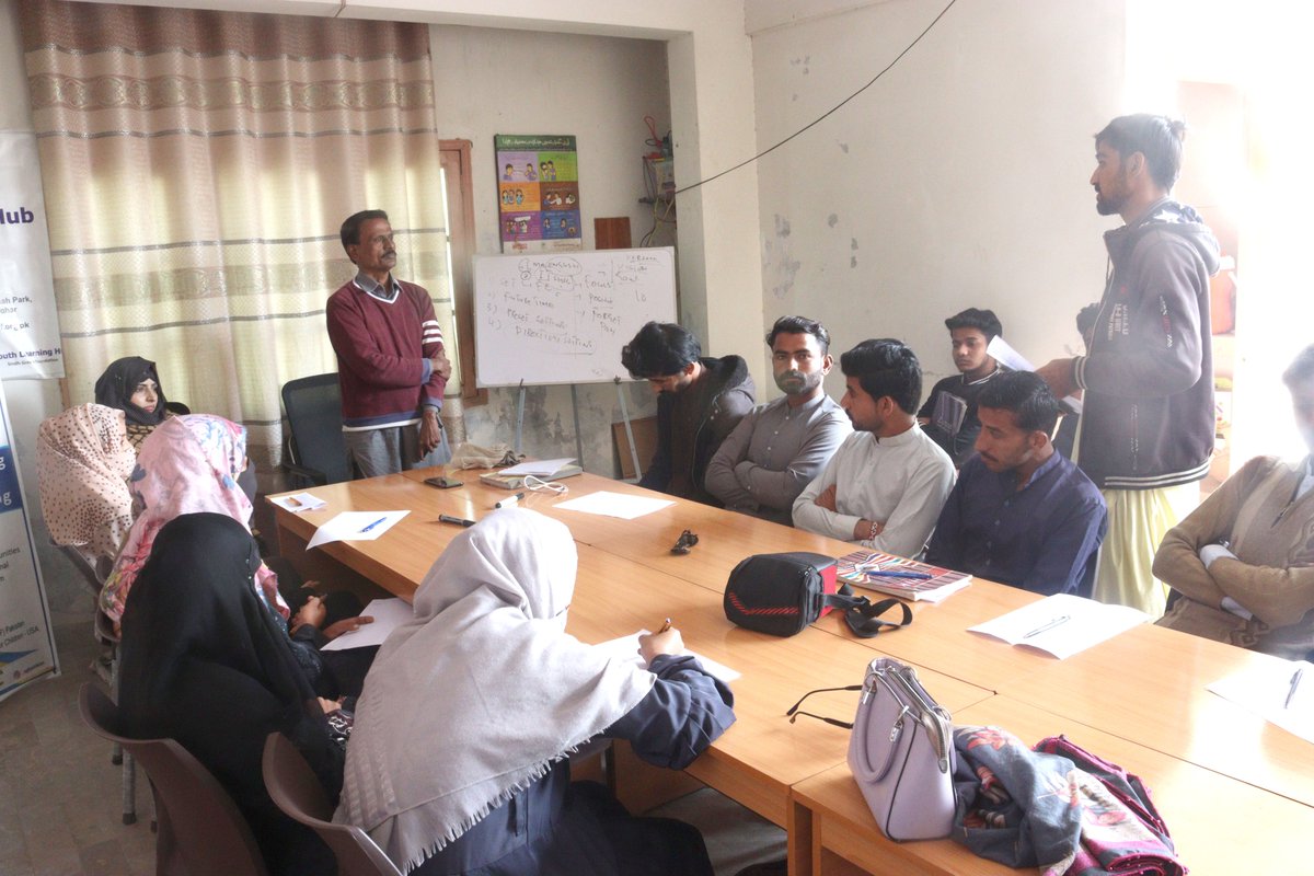 SgfPakistan's tweet photo. A youth career counseling session was conducted under Spark Fund of @Global4Children - Mr. Muhammad Uris Umrani, a well-known educationist and specialist in youth employment, led a session on goal setting to enhance their academic and career skills
#SparkFund  #EmpoweringYouth https://t.co/w5dVnyNf1x